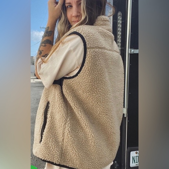 Old Navy Unisex Sherpa Zip Vest - Picture 3 of 17